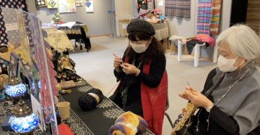 Japanese crochet masters Yoshiko Shimizu (L) and Keiko Serizawa learn Turkish style crocheting, Tokyo, Japan, Oct. 19, 2022. (AA Photo)