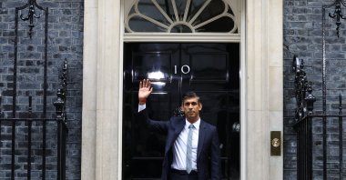 Britain's new Prime Minister Rishi Sunak waves in front of No. 10 Downing Street, London, the U.K., Oct. 25, 2022. (Reuters Photo)