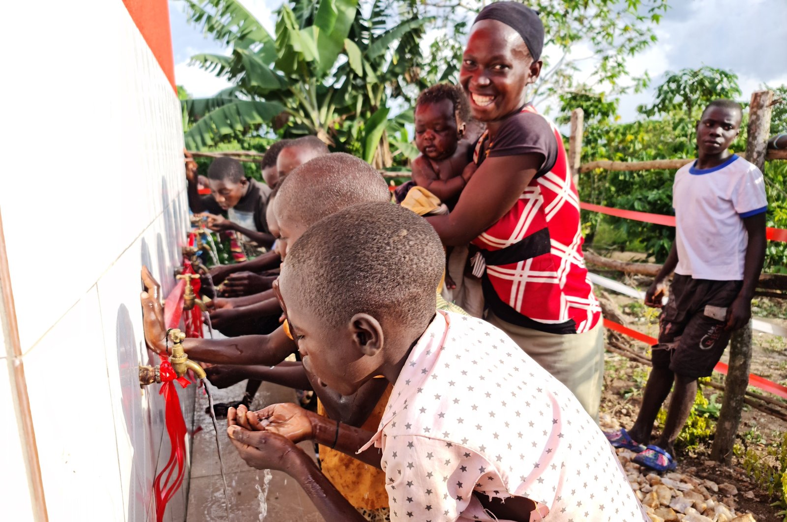 Bulan Sabit Merah Turki menyediakan akses ke air minum di Uganda