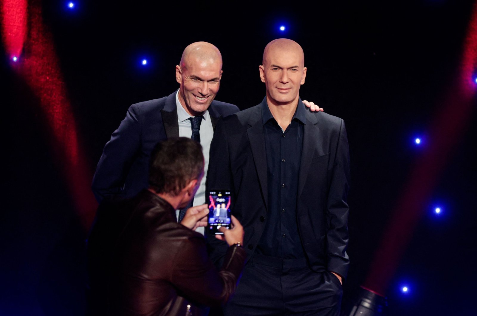 French former forward football player Zinedine Zidane poses next to his new wax statue at the Musee Grevin, Paris, France, Oct. 24, 2022. (AFP Photo)
