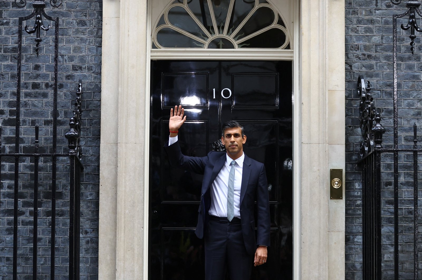 Britain&#039;s new Prime Minister Rishi Sunak waves in front of No. 10 Downing Street, London, the U.K., Oct. 25, 2022. (Reuters Photo)
