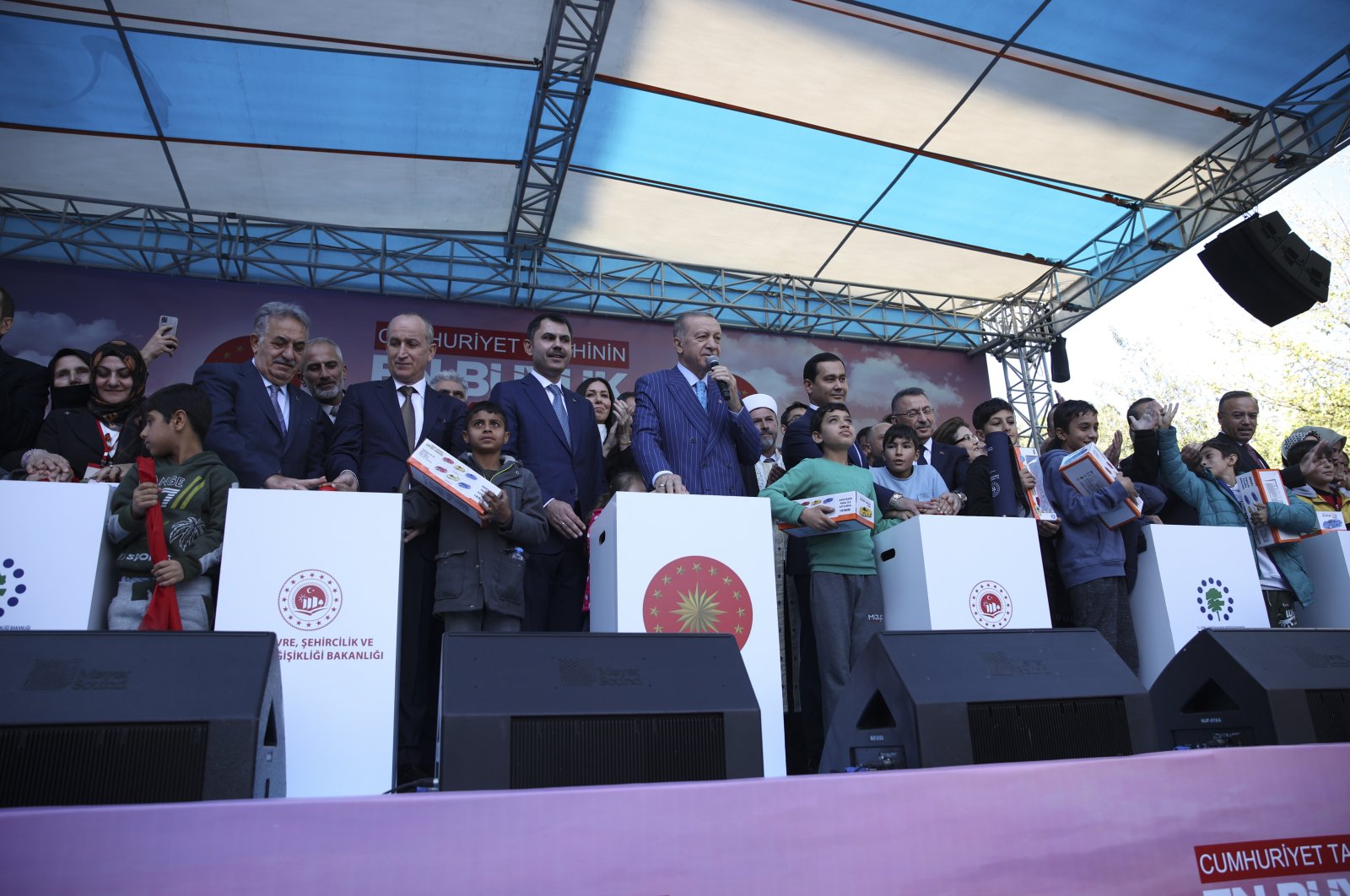 President Recep Tayyip Erdoğan (C) during a groundbreaking ceremony for Türkiye&#039;s largest ever social housing project, in the Sincan district of the capital Ankara, Türkiye, Oct. 25, 2022. (AA Photo)