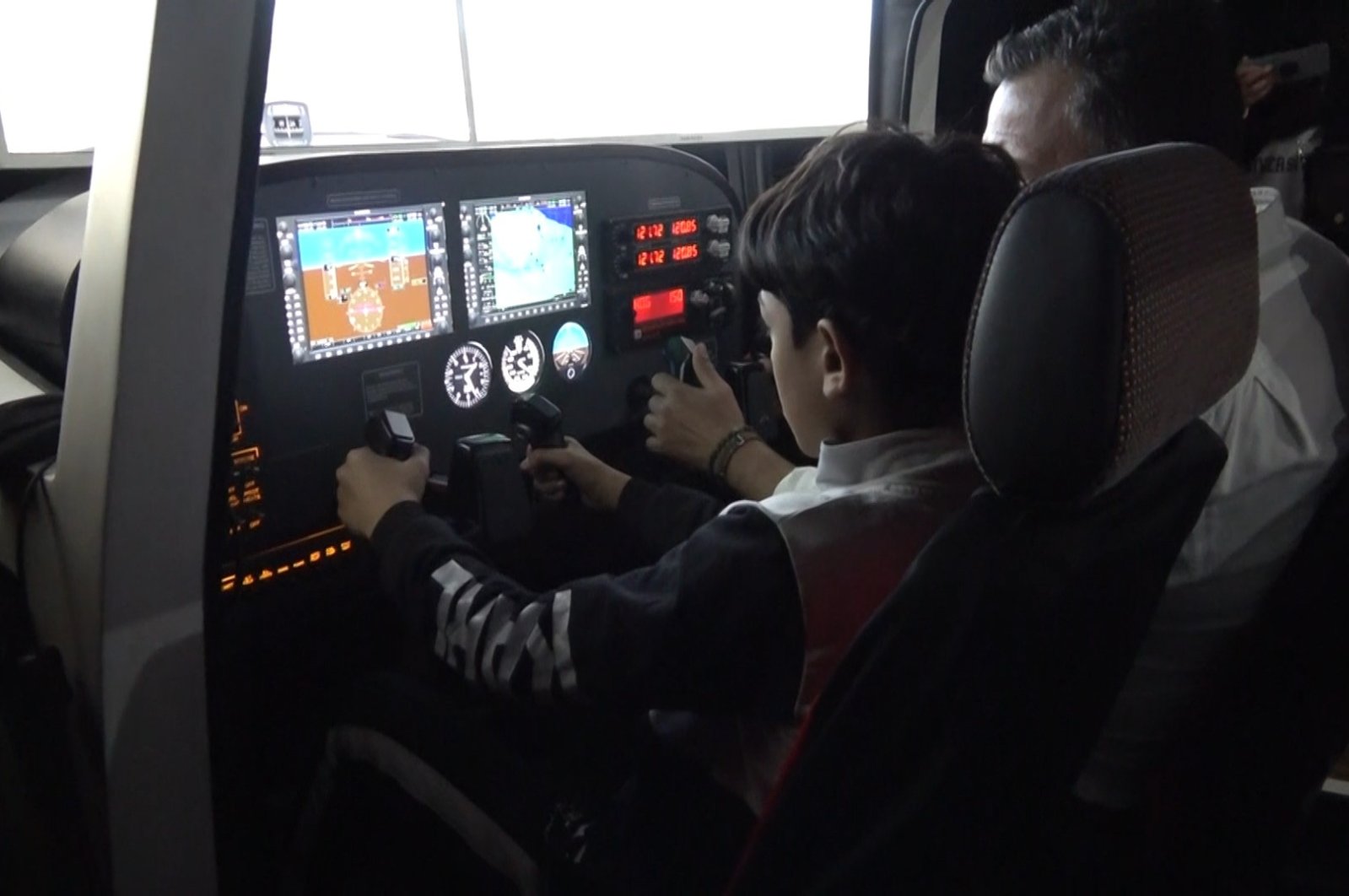 The municipality of Yalova province organized simulator-based flying lessons for children aged between 12 and 18, Yalova, Türkiye, Oct. 22, 2022. (IHA Photo)
