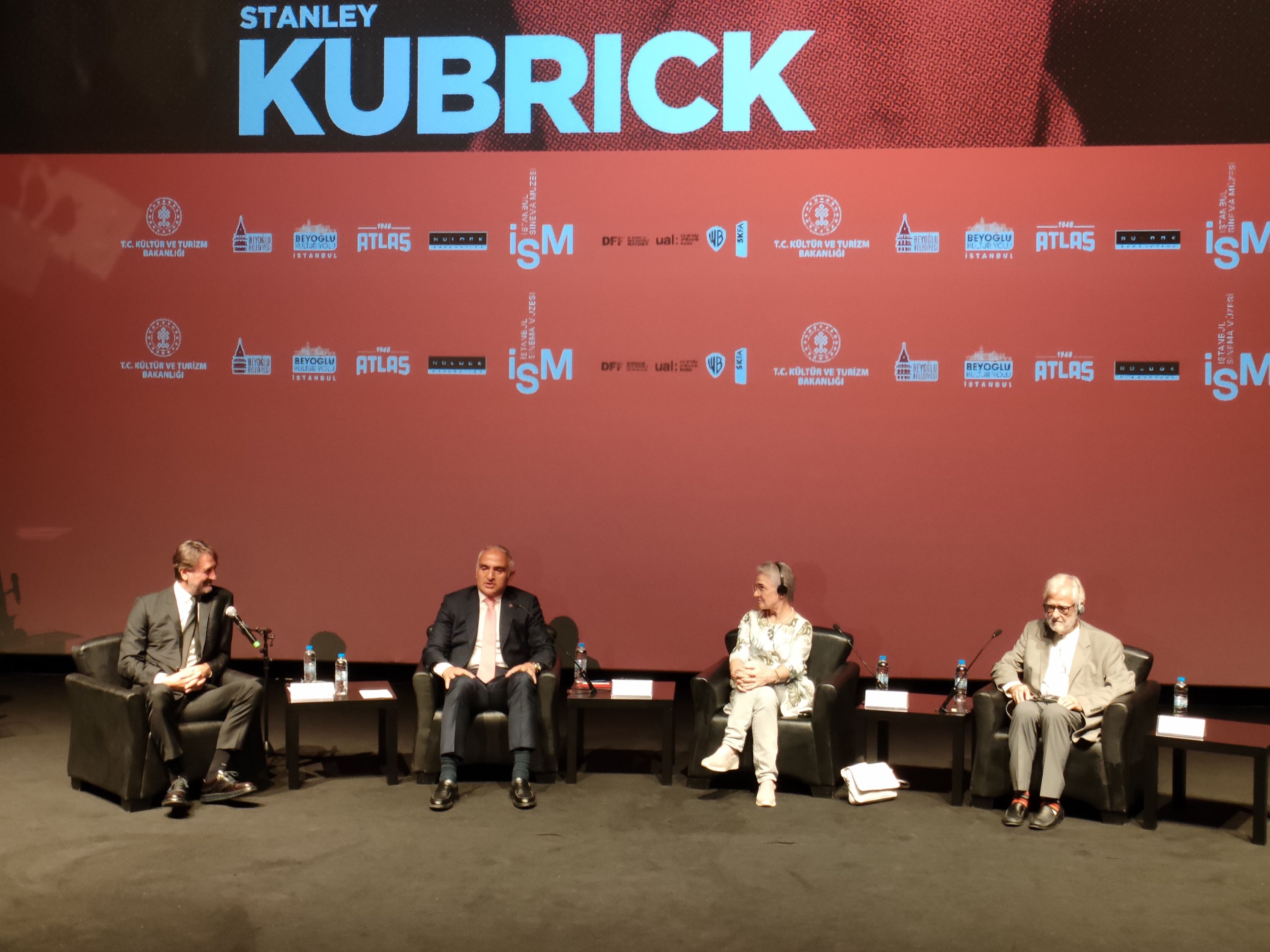 (kiri) Menteri Kebudayaan dan Pariwisata Mehmet Nuri Ersoy, Katherina Kubrick, dan produser film Stanley Kubrick Jan Harlan pada pertemuan pembukaan pameran Stanley Kubrick, Museum Sinema Istanbul, Türkiye, 30 September 2022. (Foto IHA)