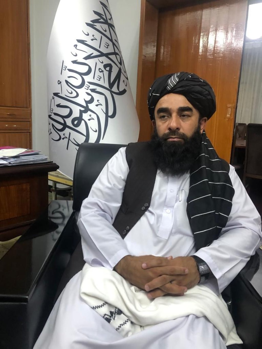 Zebiullah Mujahid, juru bicara pemerintah Taliban, terlihat di foto ini, Oktober 2022. (Foto oleh Nagehan Alçı)