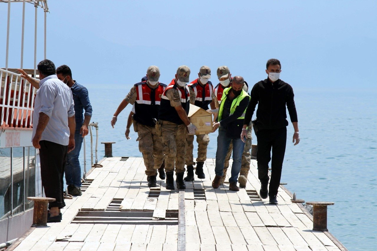 Soldiers carrying a coffin at Lake Van, June 27, 2020. (DHA Photo)