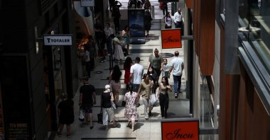 People are seen in a mall in the city center of Sydney, Australia, Dec. 17, 2020. (Reuters Photo)