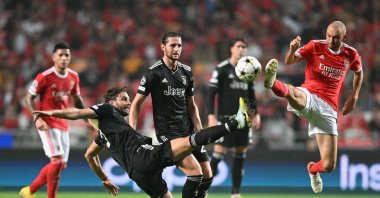 Juventus&#039; Italian midfielder Manuel Locatelli (L) vies with Benfica&#039;s Norwegian midfielder Fredrik Aursnes during the UEFA Champions League 1st round day 5, Group H football match between SL Benfica and Juventus at the Luz stadium. Lisbon, Portugal, Oct. 25, 2022. (AFP Photo)
