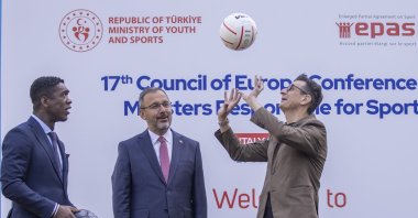 Sports Minister Mehmet Kasapoğlu joined by former Dutch football star Clarence Seedorf (L) and Tükiye national women&#039;s volleyball team coach Giovanni Guidetti at the Council of Europe sports ministers conference, Antalya, Türkiye, Oct. 26, 2022. (AA Photo)