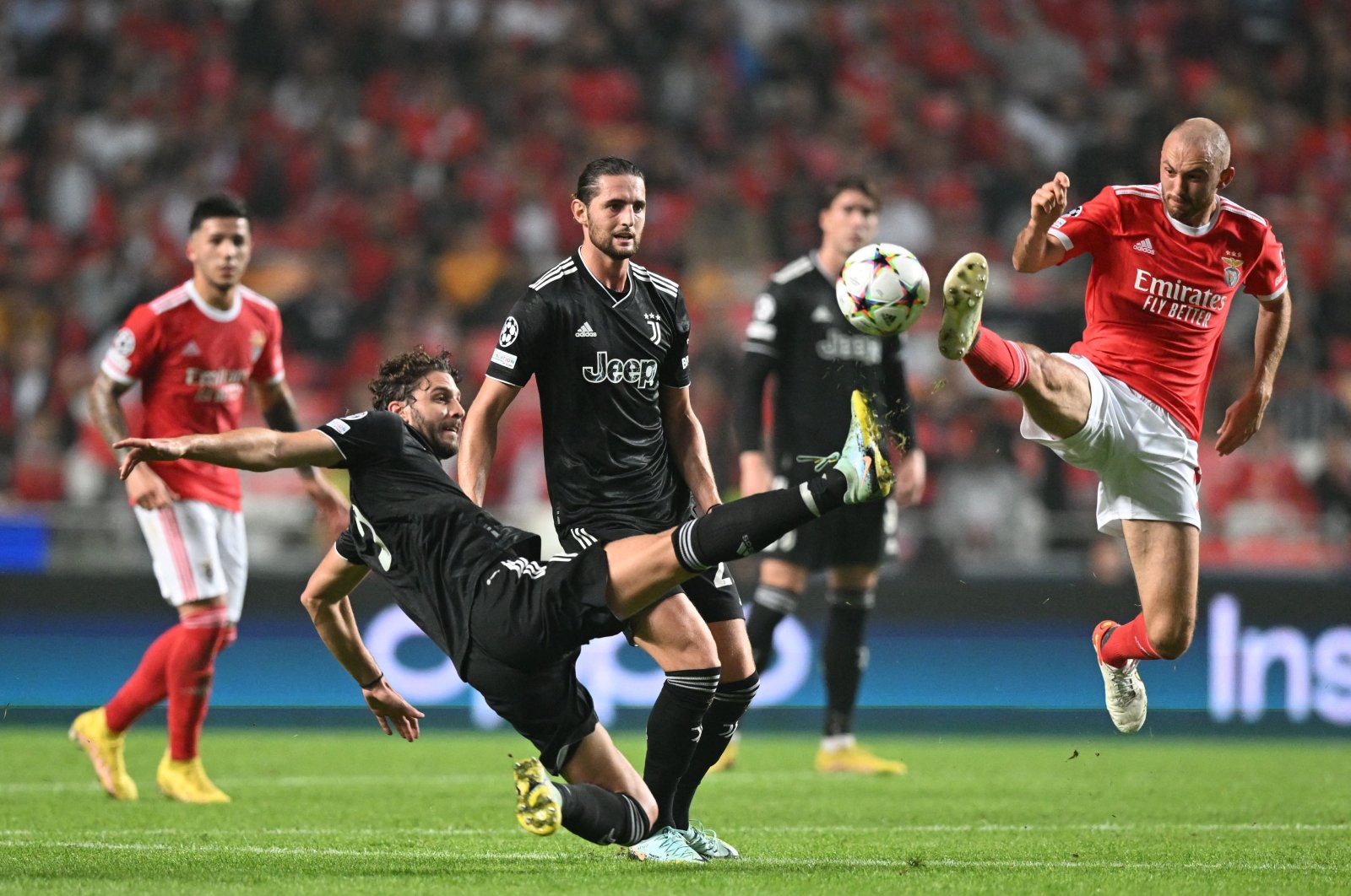 Juventus&#039; Italian midfielder Manuel Locatelli (L) vies with Benfica&#039;s Norwegian midfielder Fredrik Aursnes during the UEFA Champions League 1st round day 5, Group H football match between SL Benfica and Juventus at the Luz stadium. Lisbon, Portugal, Oct. 25, 2022. (AFP Photo)