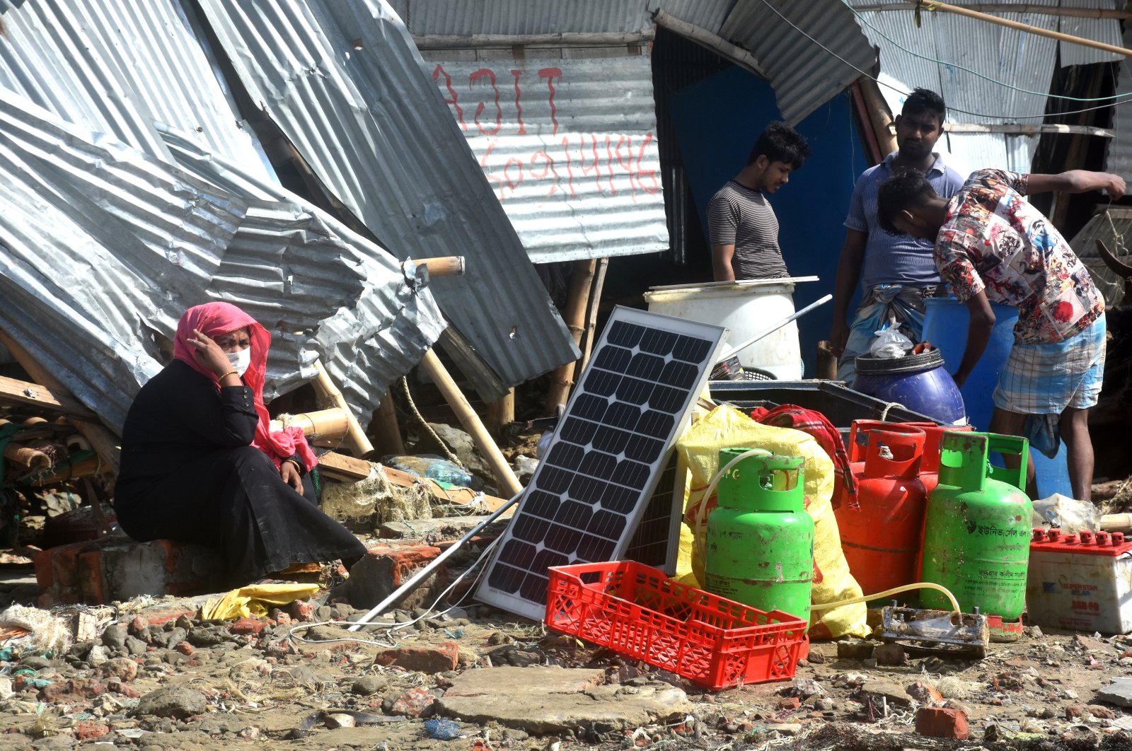 Korban tewas mencapai 28, jutaan tanpa listrik setelah topan Bangladesh