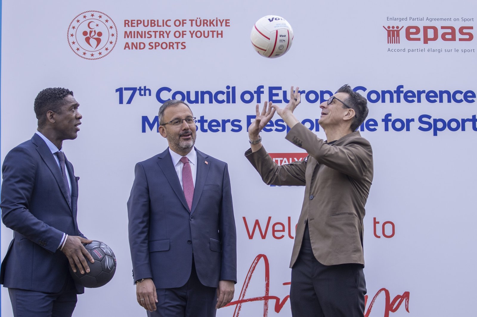 Sports Minister Mehmet Kasapoğlu joined by former Dutch football star Clarence Seedorf (L) and Tükiye national women&#039;s volleyball team coach Giovanni Guidetti at the Council of Europe sports ministers conference, Antalya, Türkiye, Oct. 26, 2022. (AA Photo)