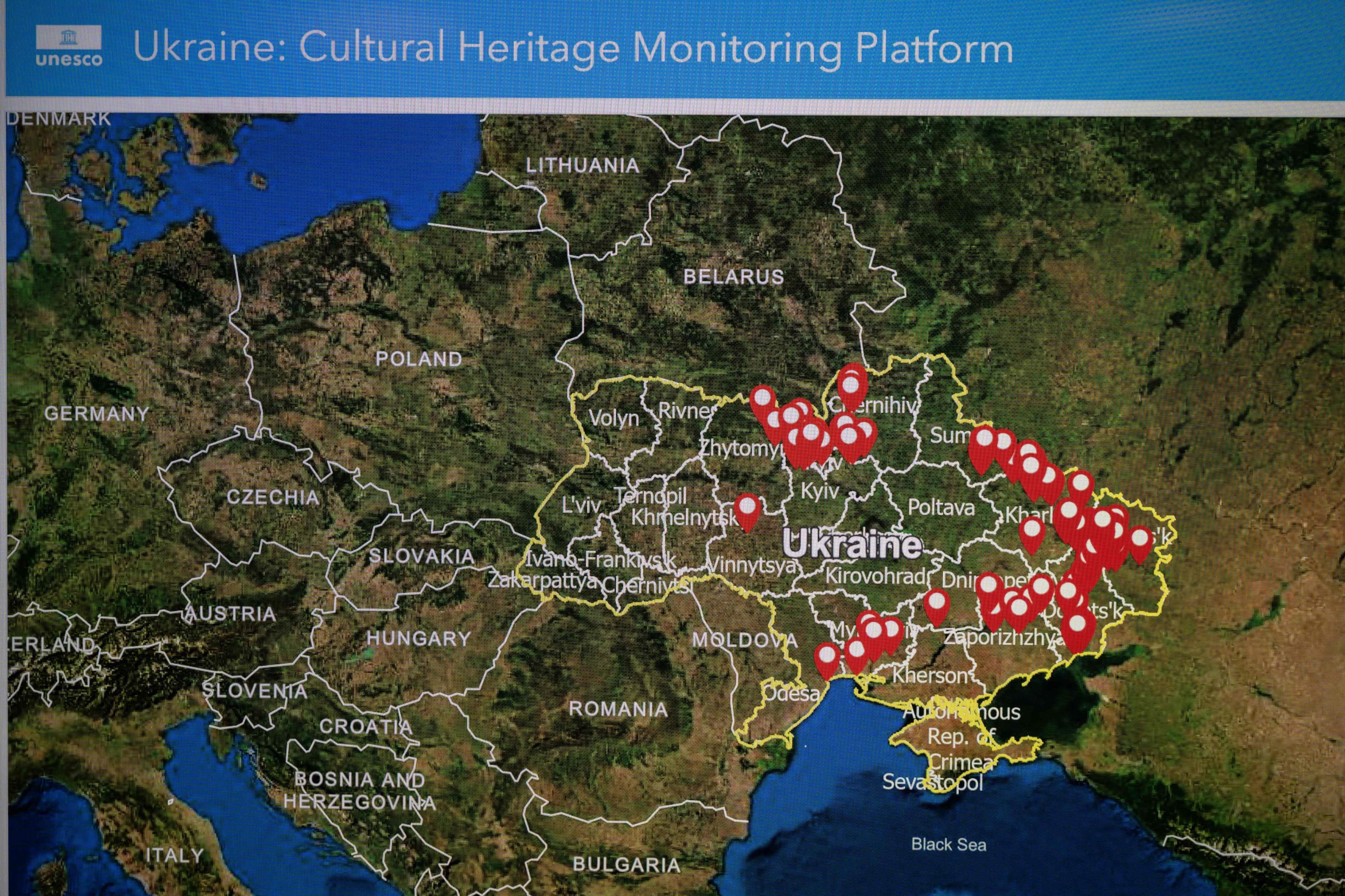 Peta Ukraina ditampilkan di layar selama pratinjau pers bersama UNESCO dan United Nations Satellite Center (UNOSAT) dari platform baru, Jenewa, Swiss, 26 Oktober 2022. (AFP Photo)