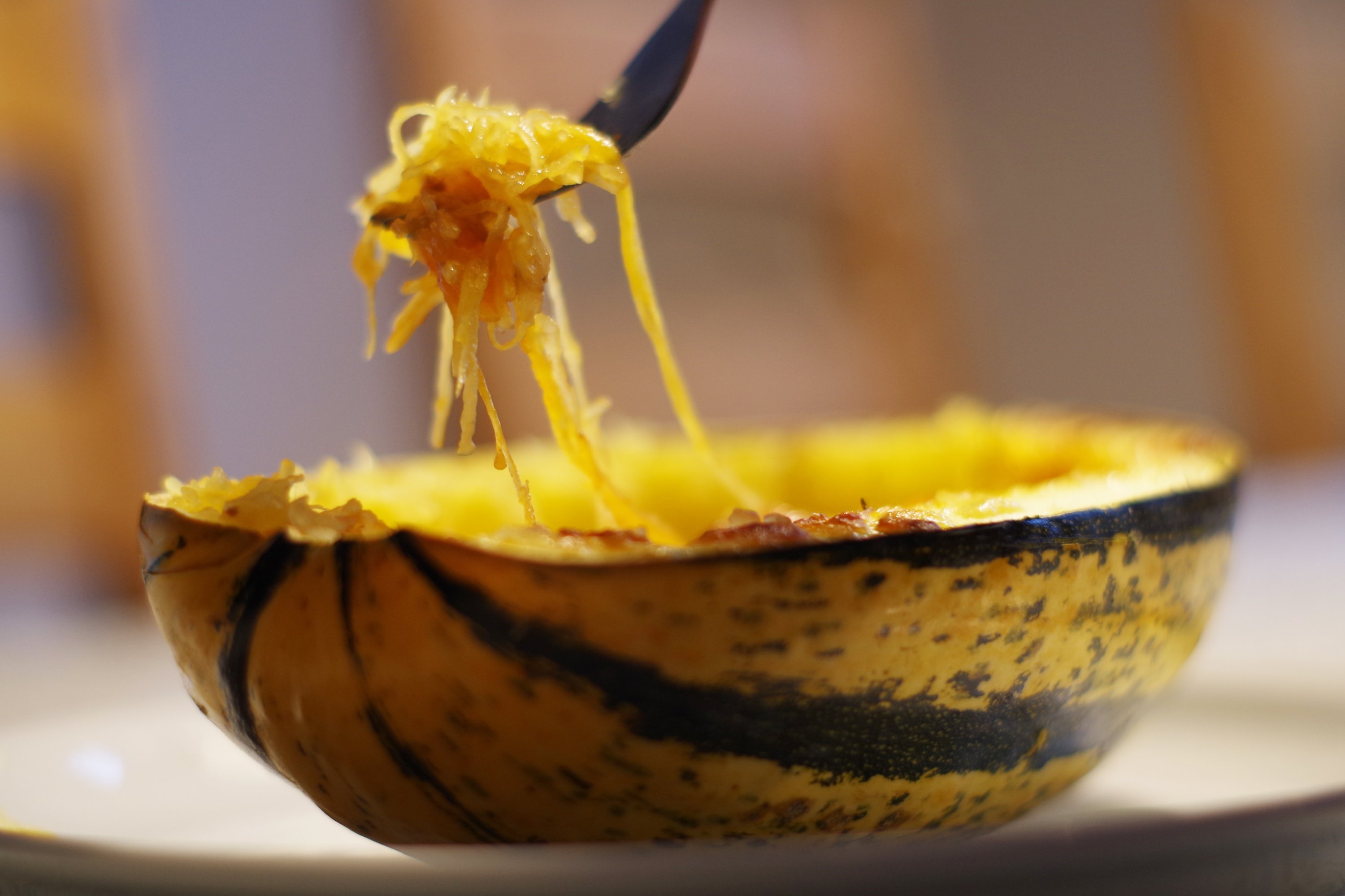 Mungkin yang paling aneh dari semua labu, spageti squash bisa menjadi mangkuknya sendiri dan bekerja dengan baik langsung dari oven dengan sedikit keju dan Bolognese.  (foto dpa)