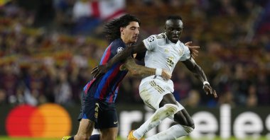FC Barcelona's Hector Bellerin (L) in action against FC Bayern's Sadio Mane during the UEFA Champions League group C match between FC Barcelona and FC Bayern Munich at the Spotify Camp Nou stadium, Barcelona, Spain, Oct. 2022. (EPA Photo)