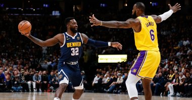 Denver Nuggets forward Jeff Green (32) controls the ball as Los Angeles Lakers forward LeBron James (6) guards in the fourth quarter at Ball Arena, Denver, Colorado, U.S., Oct. 26, 2022. (Reuters Photo)