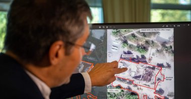 Manuel Fiol of the United Nations Satellite Centre (UNOSAT) shows satellite pictures of the theater of Mariupol during a UNESCO and UNOSAT joint press preview of a new platform, Geneva, Switzerland, Oct. 26, 2022. (AFP Photo)