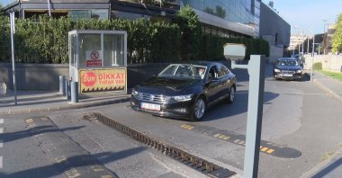 Customers pay for parking in a shopping mall in Istanbul, Türkiye, Oct. 27, 2022. (DHA Photo)