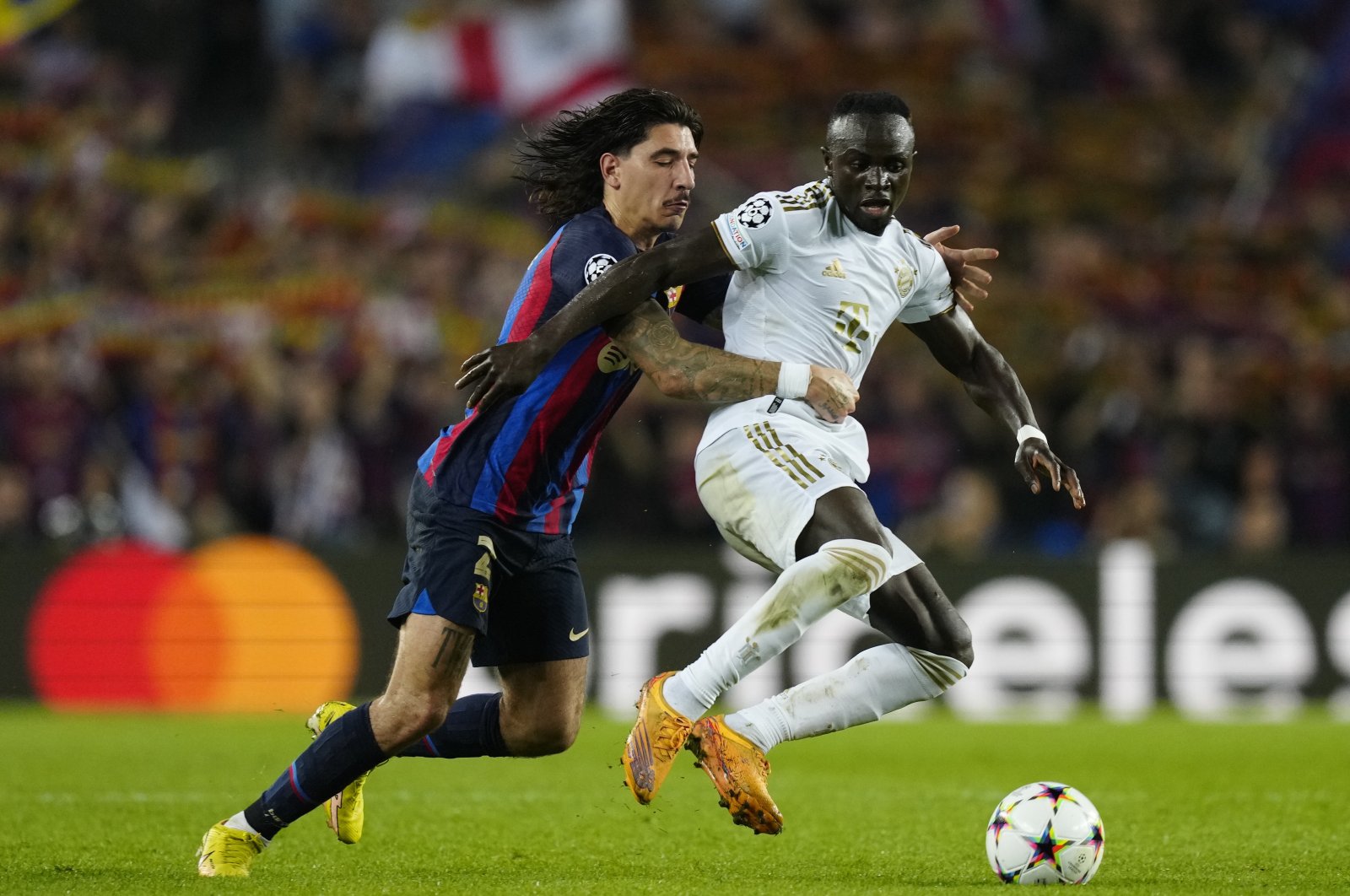 FC Barcelona&#039;s Hector Bellerin (L) in action against FC Bayern&#039;s Sadio Mane during the UEFA Champions League group C match between FC Barcelona and FC Bayern Munich at the Spotify Camp Nou stadium, Barcelona, Spain, Oct. 2022. (EPA Photo)
