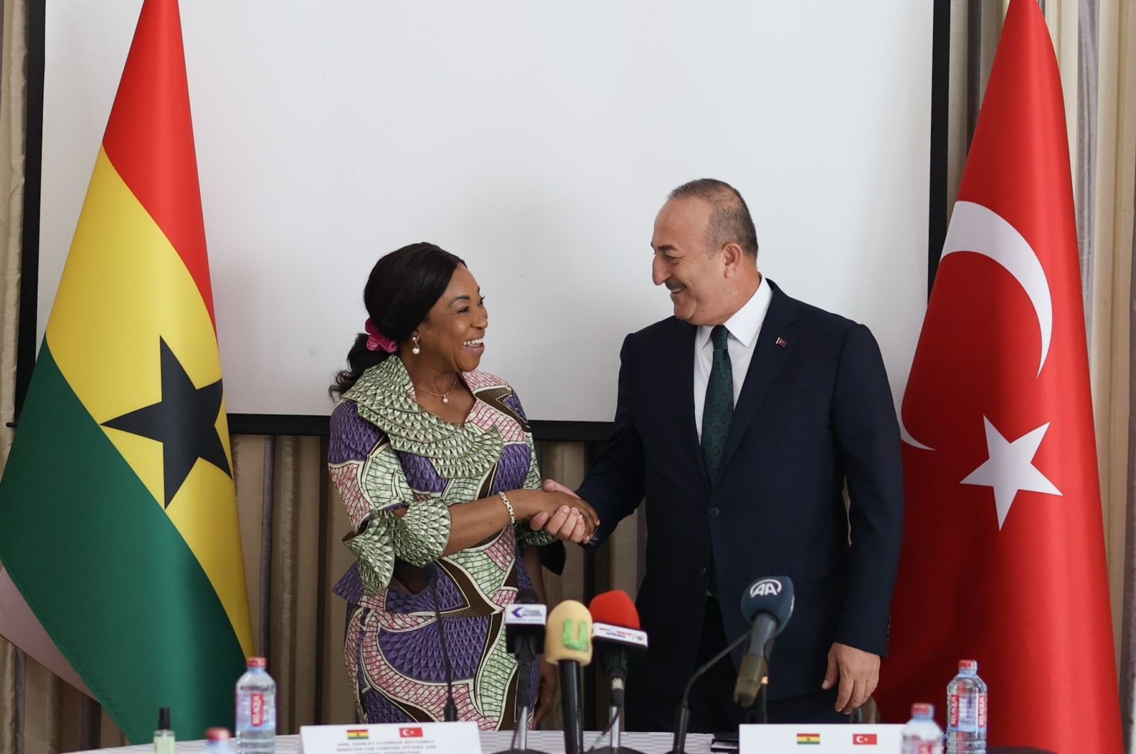 Turkish Foreign Minister Mevlüt Çavuşoğlu (R) attends a joint conference with his Ghanaian counterpart Shirley Botchwey in Accra, Ghana, Oct. 26, 2022. (IHA Photo)