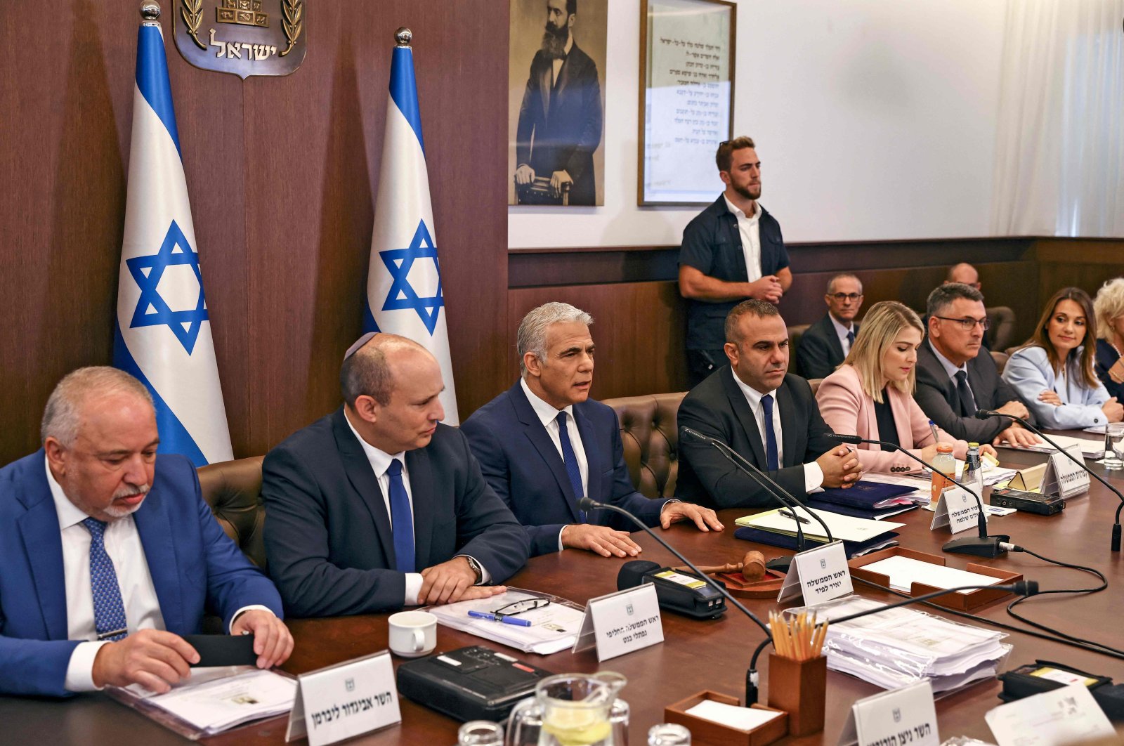 Israeli Prime Minister Yair Lapid (C) chairs a special Cabinet meeting to approve the U.S.-brokered deal setting a maritime border between Israel and Lebanon, at the prime minister&#039;s office in West Jerusalem on Oct. 27, 2022, accompanied by former prime minister Naftali Bennett (2nd-L), Finance Minister Avigdor Liberman (L), Justice Minister Gideon Saar (2nd-R), and other Cabinet officials. (AFP Photo)