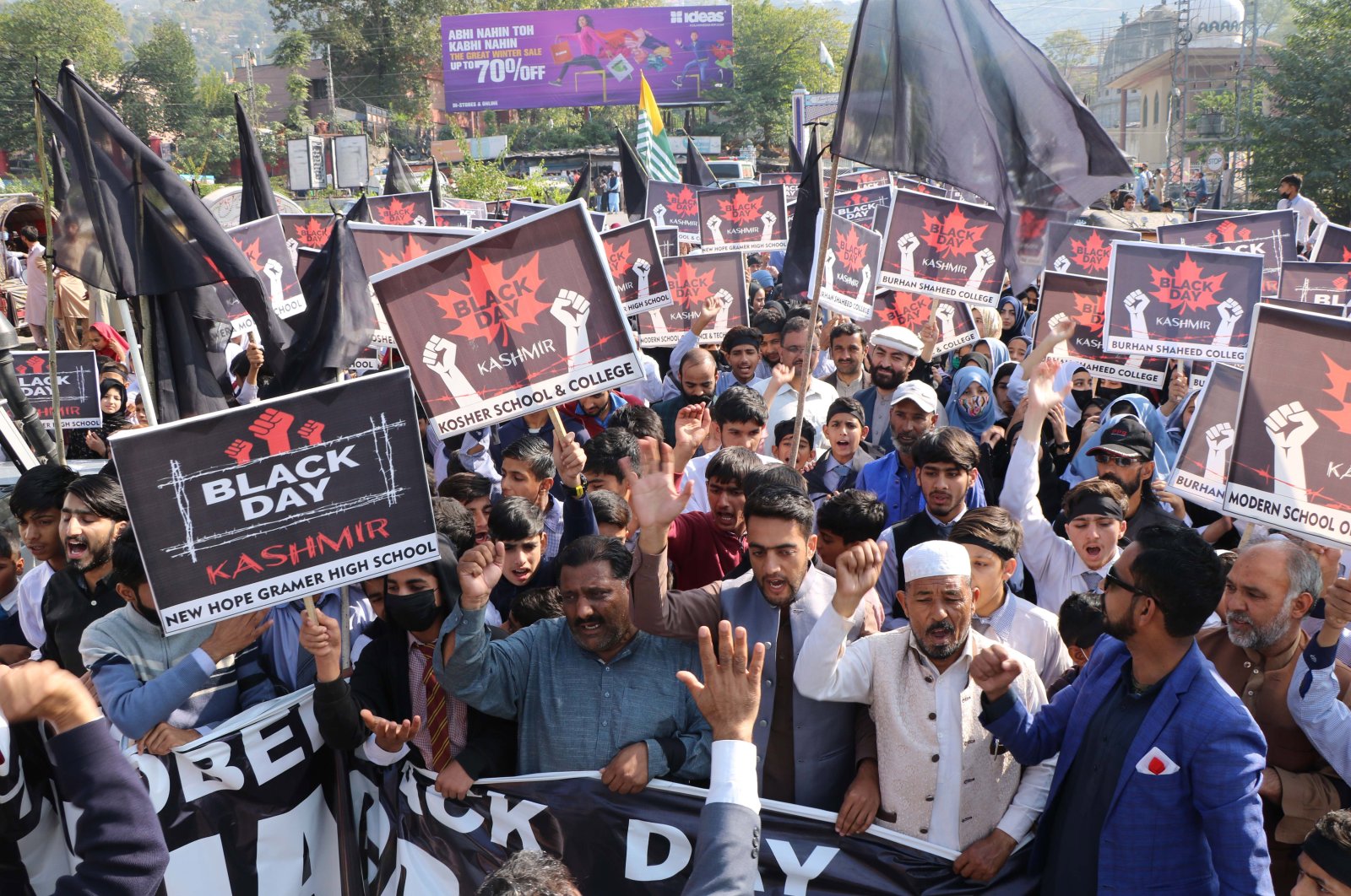 Kashmiris shout slogans as they mark &#039;Black Day&#039; to show solidarity with Kashmiris living in Indian-administered Kashmir, in Muzaffarabad, Pakistan-administered Kashmir, Pakistan, 27 October 2022. (EPA Photo)