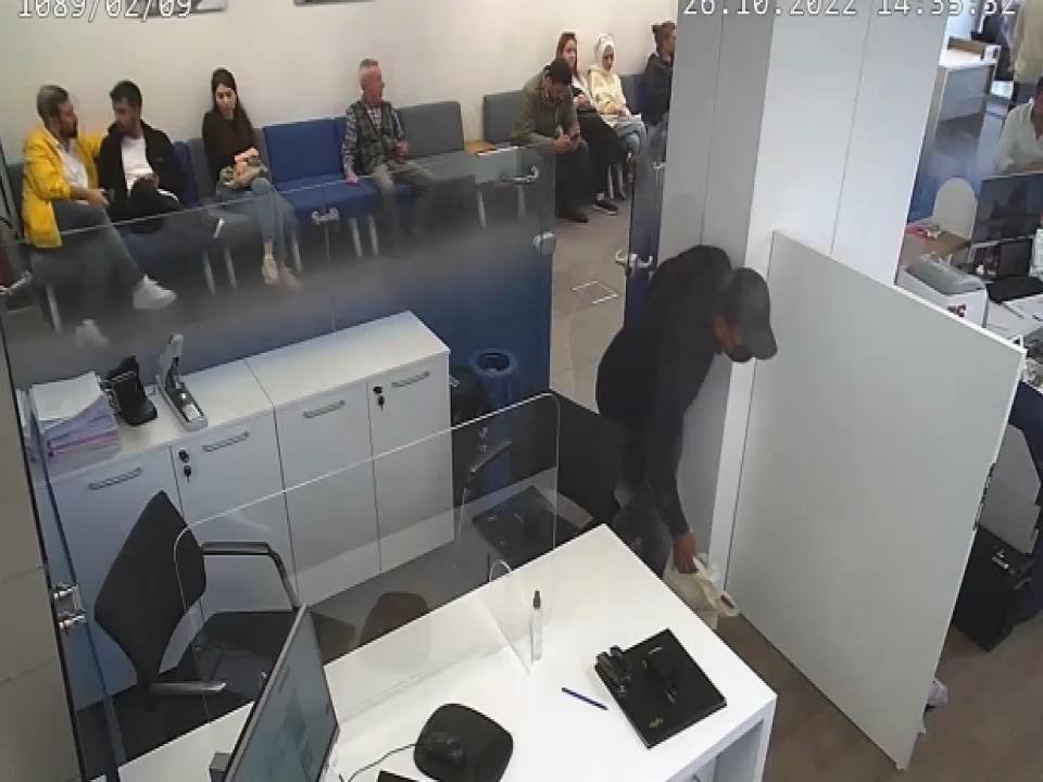 Security camera footage shows the thief stealing money from the bank in Şişli, Istanbul, Oct. 26, 2022. (DHA Photo)