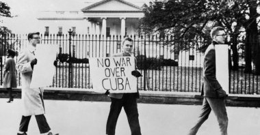 People demonstrate against war during the Cuban missile crisis, in front of the White House in Washington, D.C., U.S., Oct. 27, 1962. (AFP Photo)
