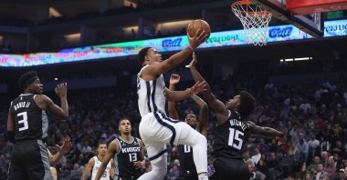 Desmond Bane #22 of the Memphis Grizzlies goes to the basket against Davion Mitchell #15 of the Sacramento Kings in the first quarter at Golden 1 Center, Sacramento, California, Oct. 27, 2022. (AFP Photo)