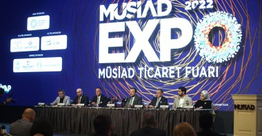 Mahmut Asmalı (C), the head of the Independent Industrialists and Businesspersons Association (MÜSIAD), and other executives during a meeting with press members in Istanbul, Türkiye, Oct. 13, 2022. (AA Photo)