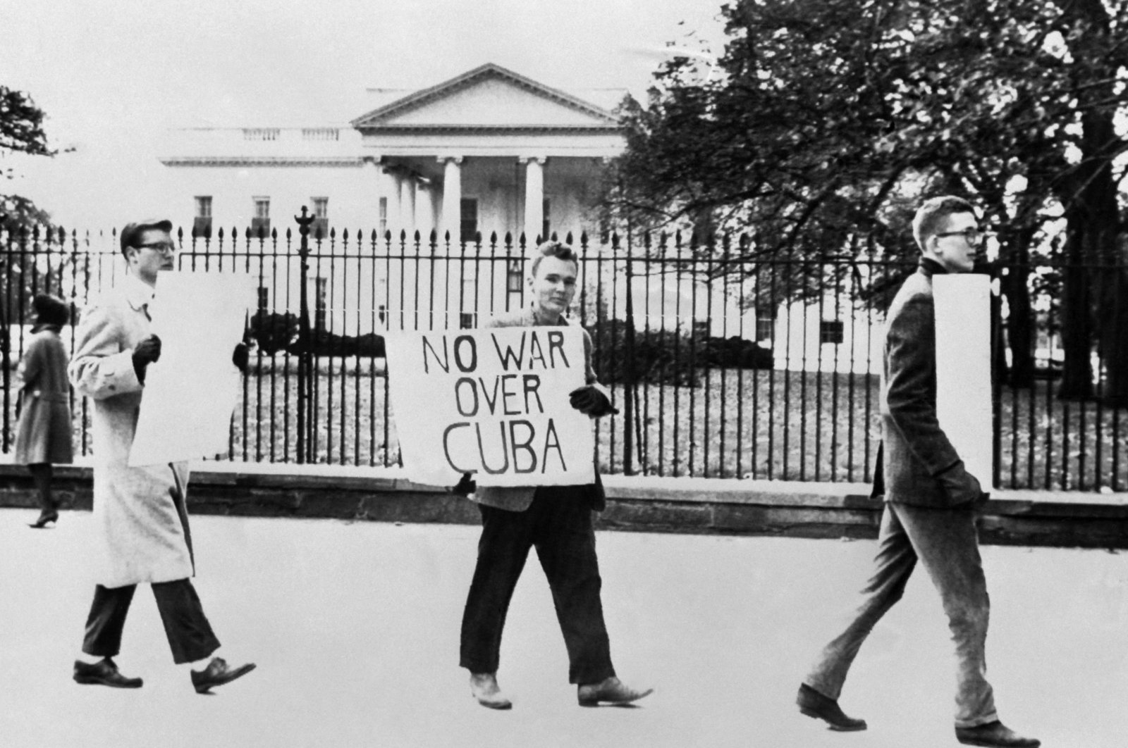 People demonstrate against war during the Cuban missile crisis, in front of the White House in Washington, D.C., U.S., Oct. 27, 1962. (AFP Photo)