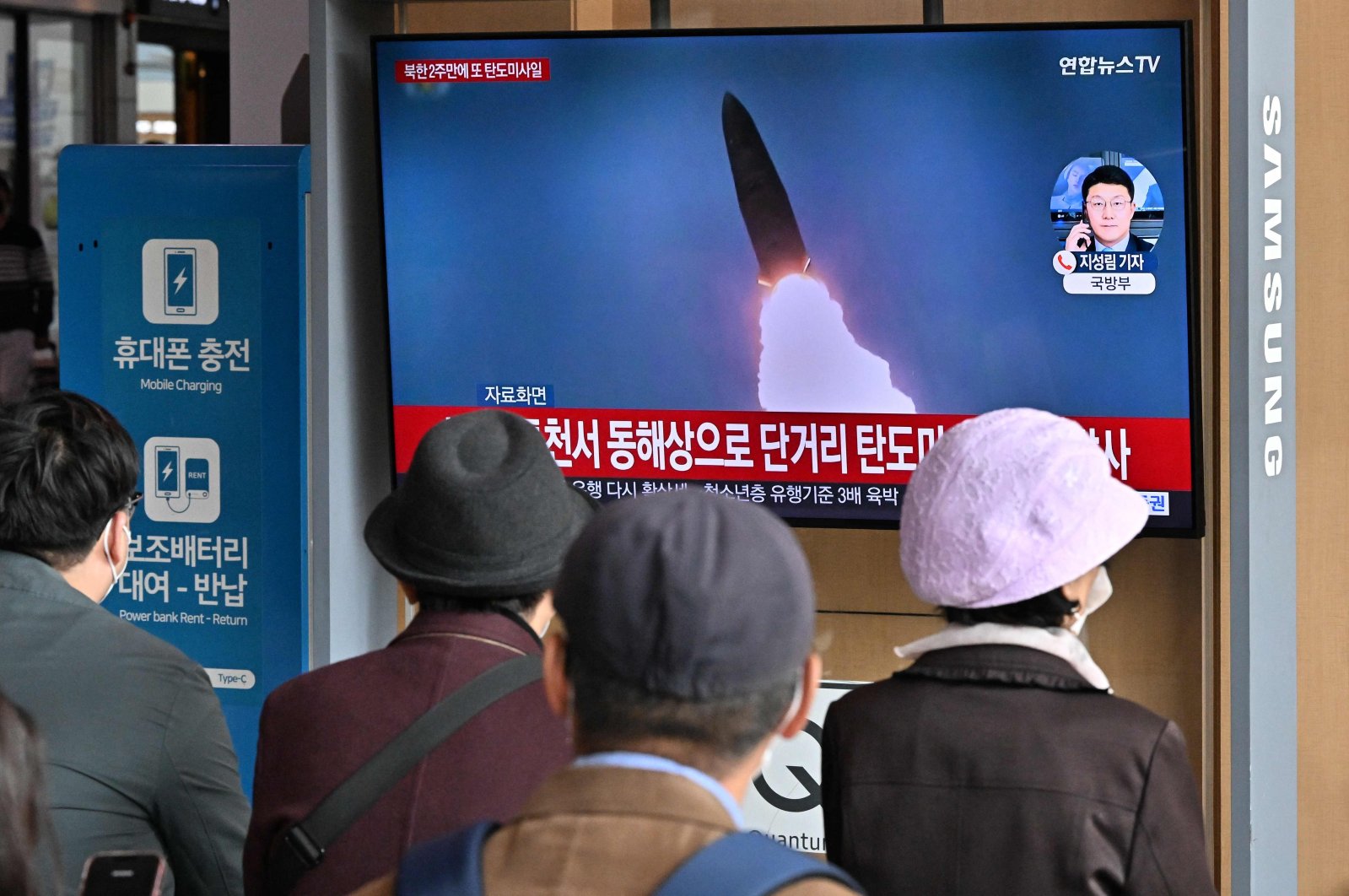 People watch a television screen showing a news broadcast with file footage of a North Korean missile test, at a railway station after North Korea fired two short-range ballistic missiles according to South Korea&#039;s military, Seoul, South Korea, Oct. 28, 2022. (AFP Photo)