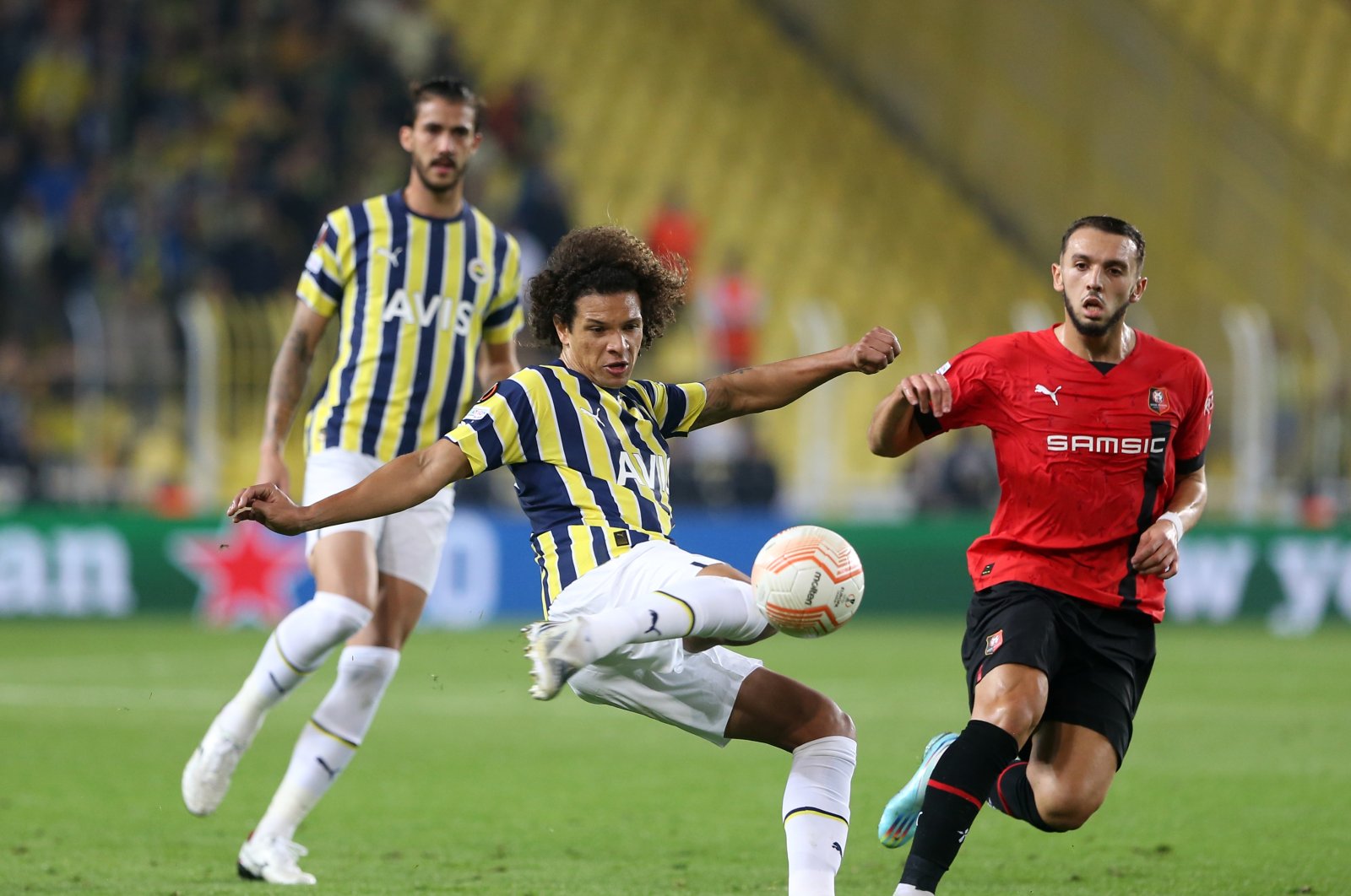 Fenerbahçe bangkit dari ketinggalan untuk bermain imbang 3-3 melawan Rennes di Europa