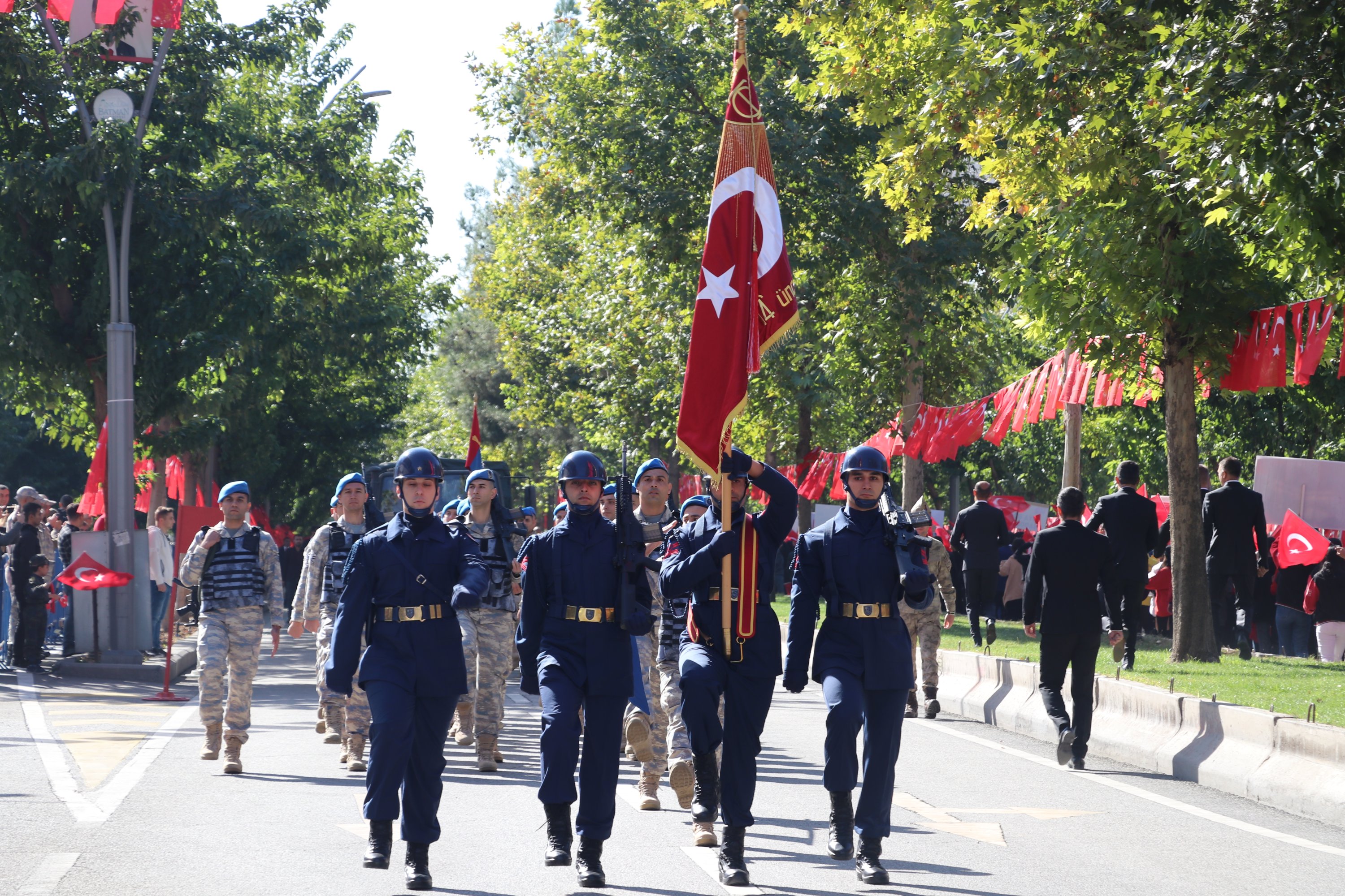 Sebuah upacara diadakan di Turgut zal Boulevard di Batman pada kesempatan Hari Republik.  Pawai iring-iringan diadakan pada upacara tersebut, Batman, Türkiye, 29 Oktober 2022. (AA Photo)