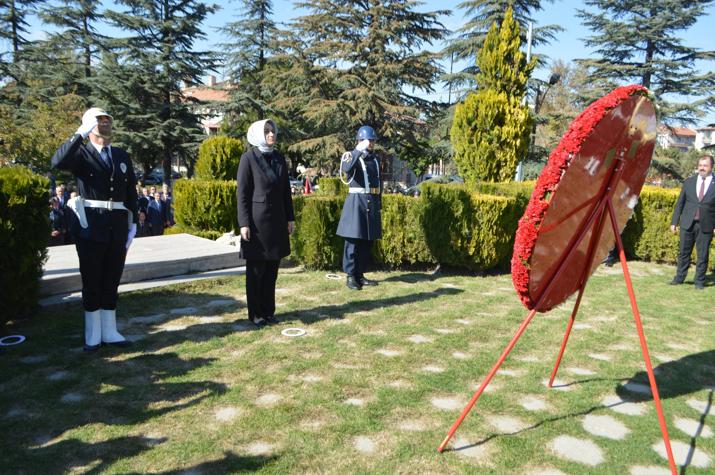 Sebuah upacara diadakan di Hari Republik Afyonkarahisar.  Gubernur Kübra Güran Yiğitbaşı (kedua dari kiri), pejabat militer dan negara, guru, siswa dan warga menghadiri upacara di Kocatepe Park, Türkiye, 29 Oktober 2022. (AA Photo)