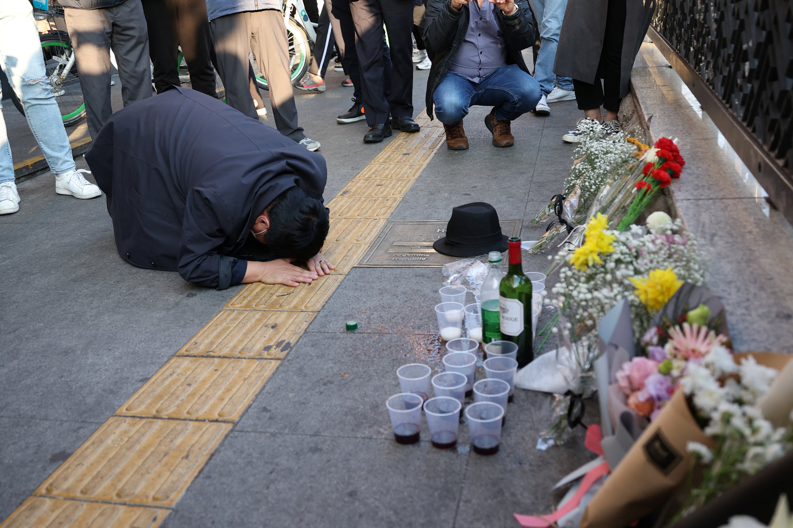 A man bows after paying tribute near the scene of the stampede during Halloween festivities, in Seoul, South Korea, Oct. 30, 2022. (Reuters Photo)