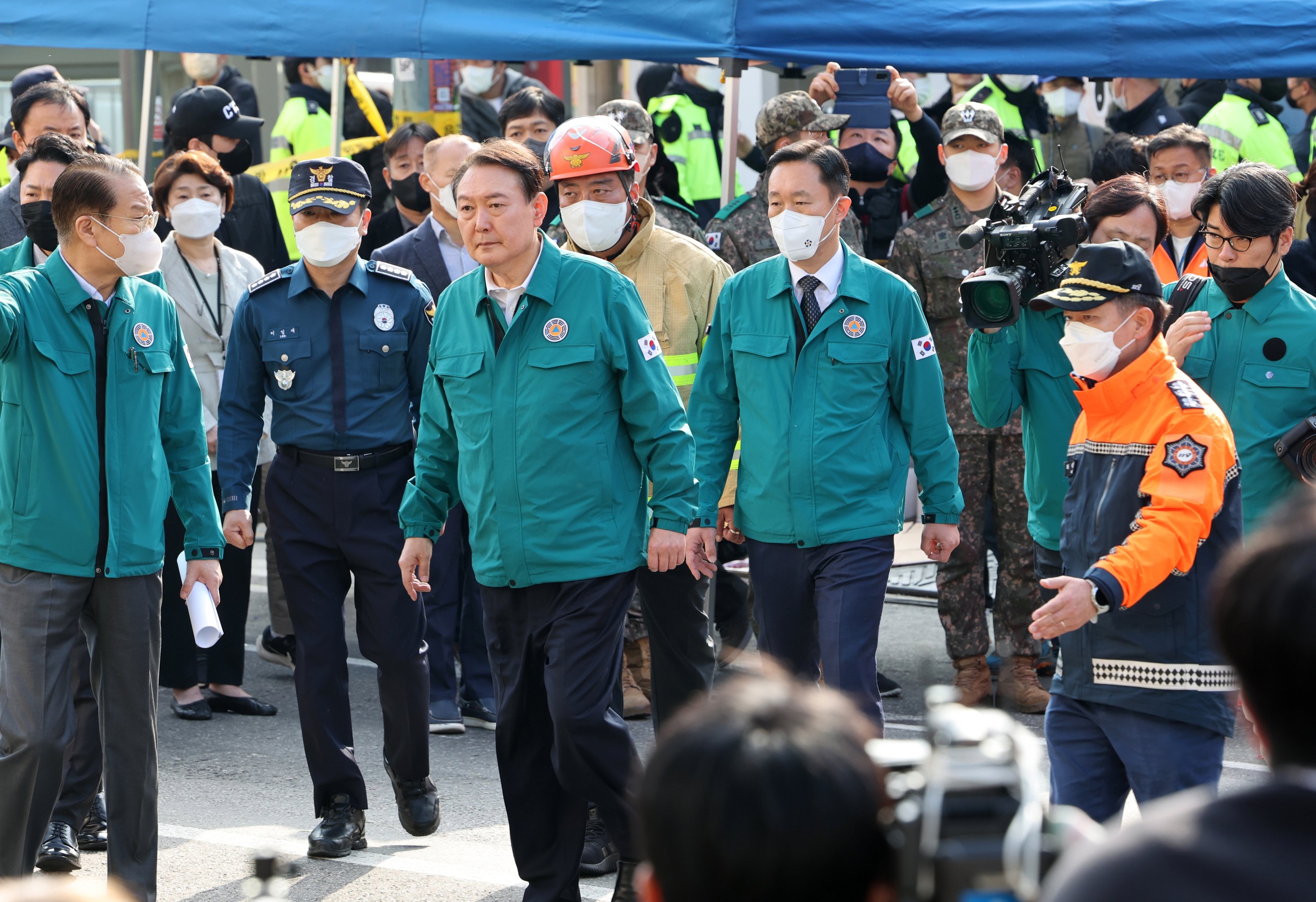 Presiden Korea Selatan Yoon Suk-yeol (CL) mengunjungi lokasi penyerbuan selama perayaan Halloween, Seoul, Korea Selatan, 30 Oktober 2022. (EPA Photo)