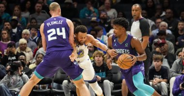 Charlotte Hornets guard Dennis Smith Jr. (8) uses a pick on Golden State Warriors guard Stephen Curry (30) set by center Mason Plumlee (24) during the first quarter at Spectrum Center, Charlotte, North Caroline, Oct. 29, 2022. (Reuters Photo)