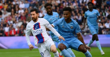 Paris Saint-Germain's Argentine forward Lionel Messi (L) controls the ball during the French L1 football match between Paris Saint-Germain (PSG) and ES Troyes AC at Parc des Princes Stadium, Paris,  France, Oct. 29, 2022. (AFP Photo)