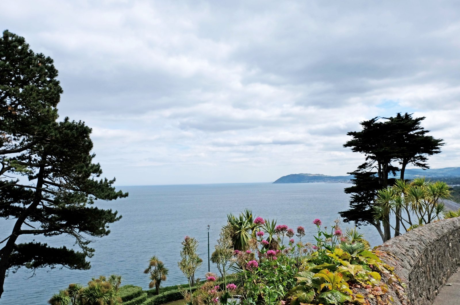 Italy? Greece? No, the Irish Sea. At the viewpoint in Sorrento Park in Dalkey, the coastline feels almost Mediterranean. (dpa Photo)