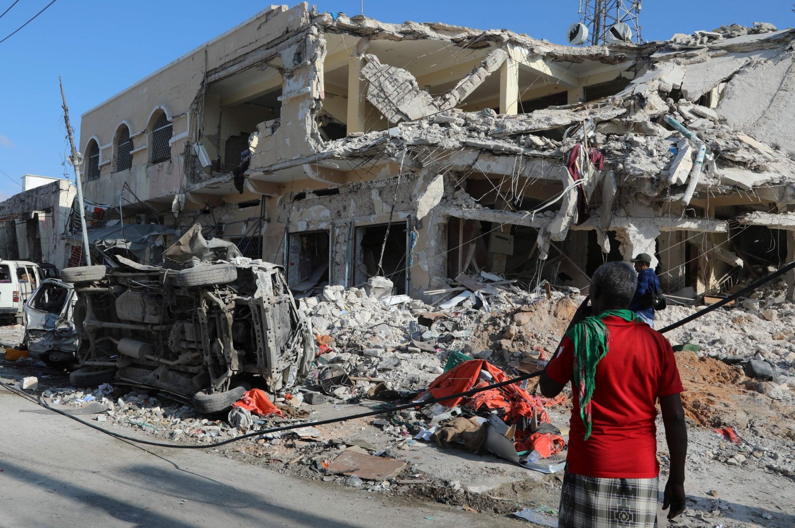 Locals look at the debris from a destroyed building in Mogadishu, Somalia, Oct. 30, 2022. (AFP Photo)