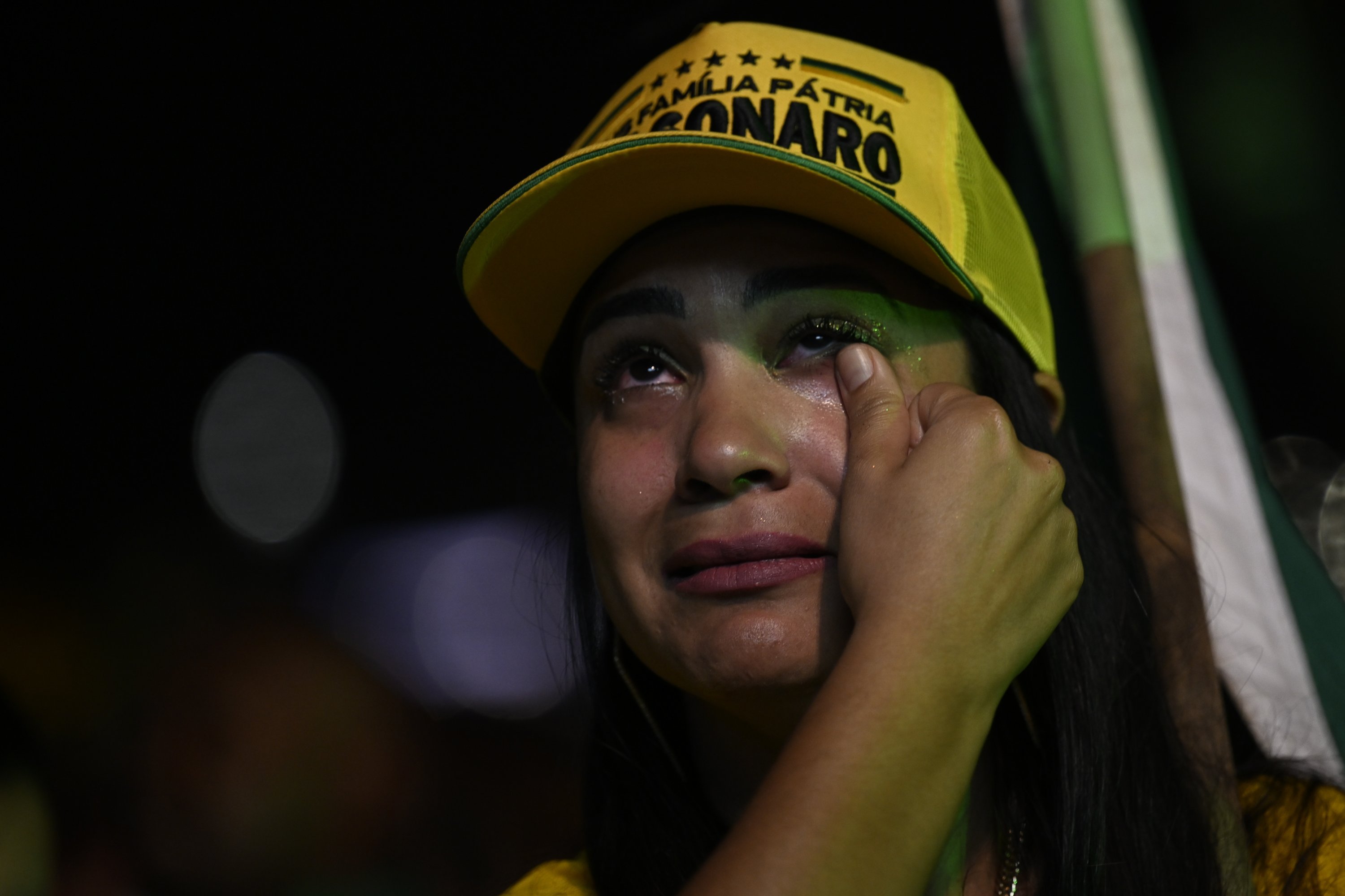 Seorang pendukung Jair Bolsonaro menangis setelah petahana kalah dalam pemilihan putaran kedua, Sao Paulo, Brasil, 30 Oktober 2022. (AA Photo)