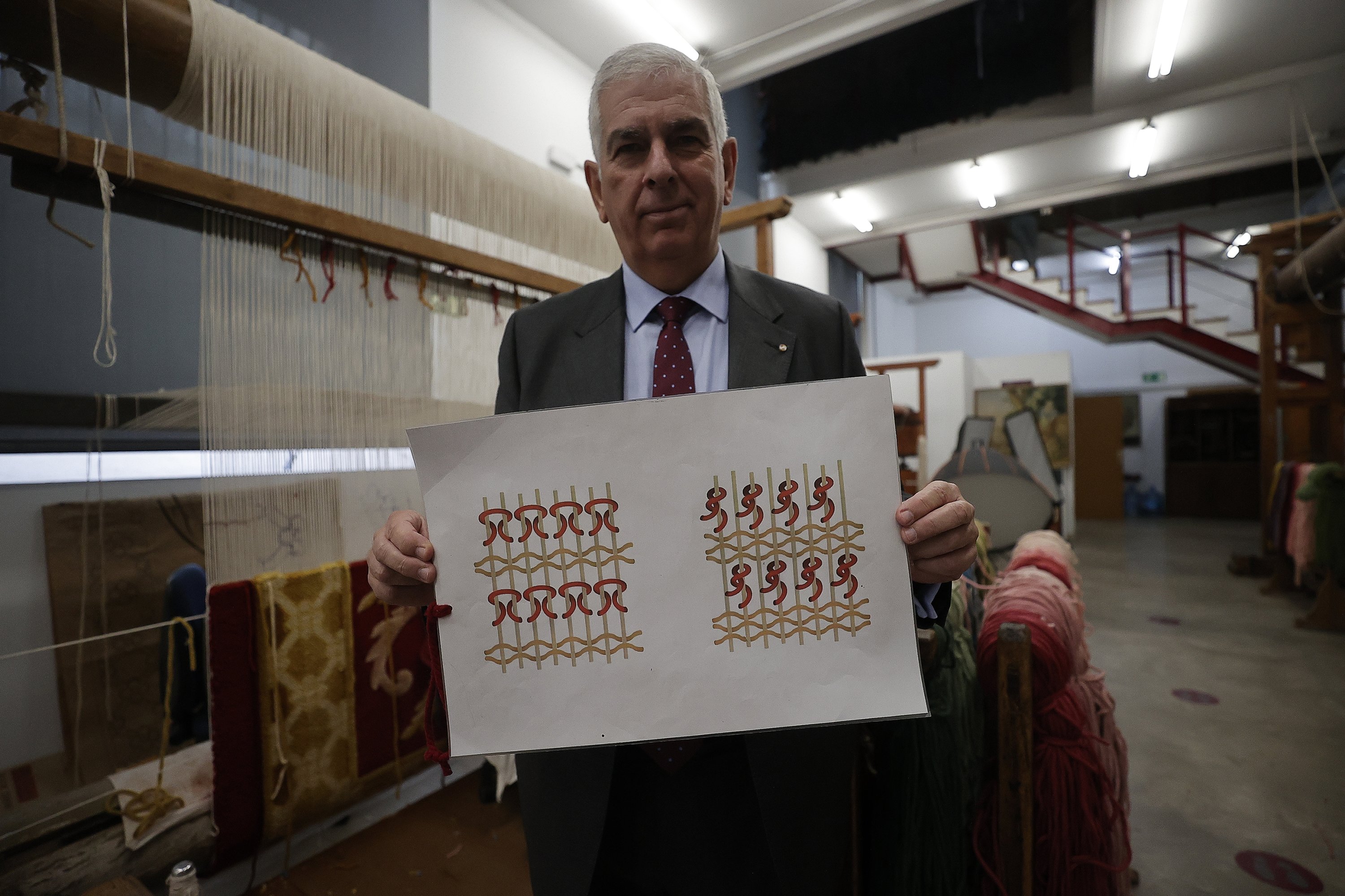 Alejandro Klecker de Elizade, direktur umum Pabrik Tenun Karpet Kerajaan di Madrid menunjukkan teknik simpul, Spanyol, 17 Oktober 2022. (AA Photo)