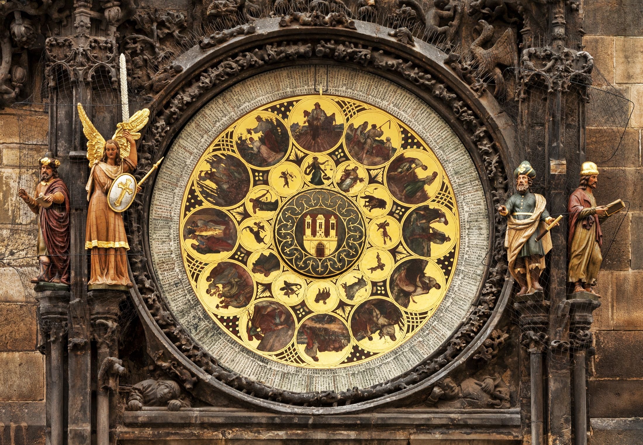 Patung-patung di bawah Jam Astronomi, di Praha, Republik Ceko.  (Foto Shutterstock)
