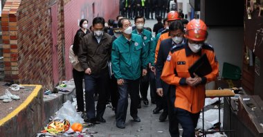 South Korea&#039;s Prime Minister Han Duck-soo (C) inspects the scene of a deadly Halloween stampede, Seoul, South Korea, Oct. 31, 2022. (EPA Photo)