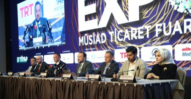 Mahmut Asmalı (C), the head of the Independent Industrialists and Businesspersons Association (MÜSIAD), and other executives during a meeting with press members in Istanbul, Türkiye, Oct. 13, 2022. (Courtesy of MÜSIAD)