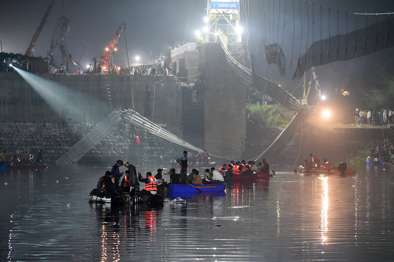 Sedikitnya 132 tewas dalam runtuhnya jembatan penyeberangan di India barat