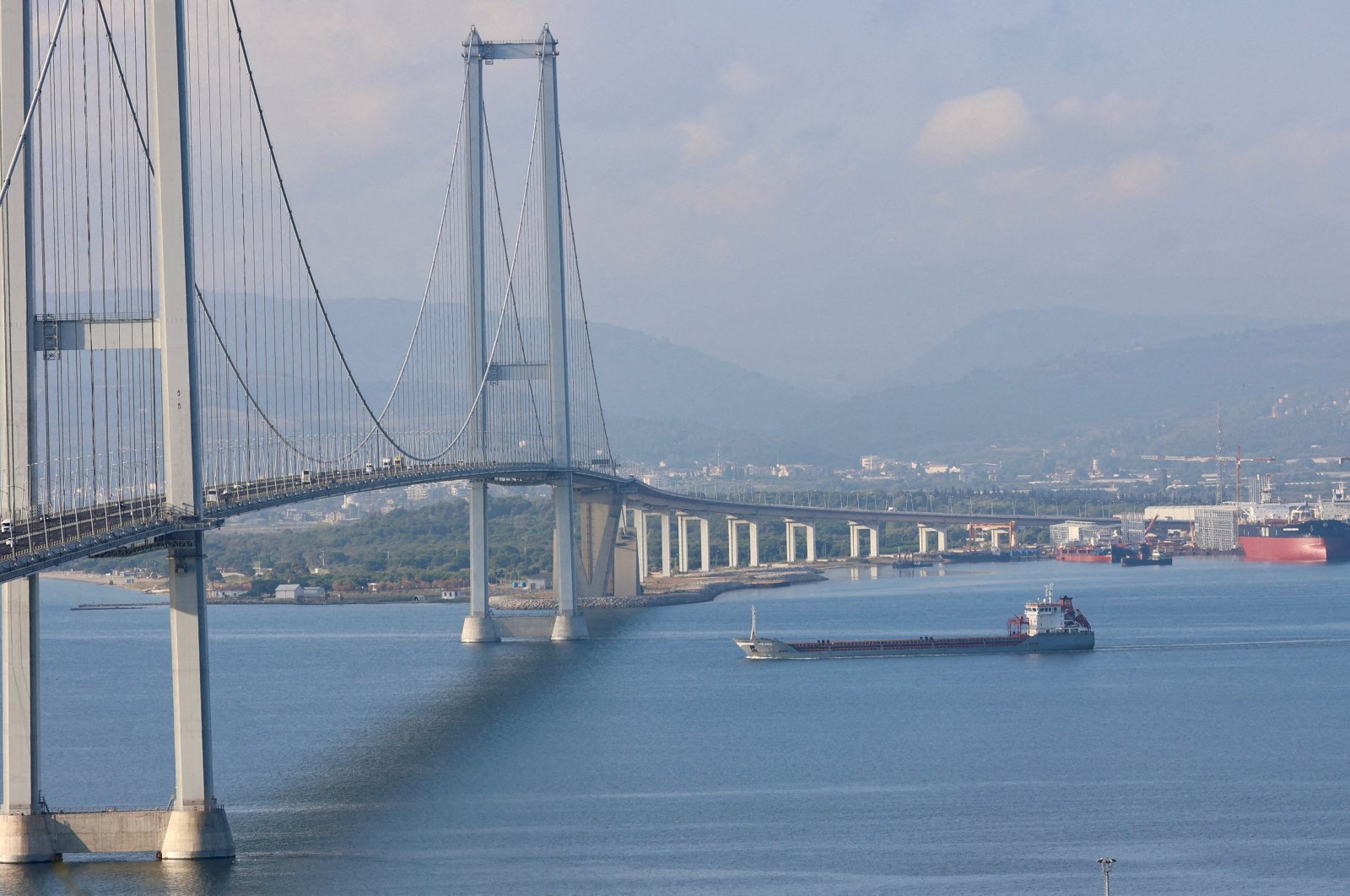 The Turkish-flagged cargo ship Polarnet, carrying Ukrainian grain, passes by the Osmangazi Bridge entering the Gulf of Izmit, Türkiye, Aug. 8, 2022. (Reuters Photo)