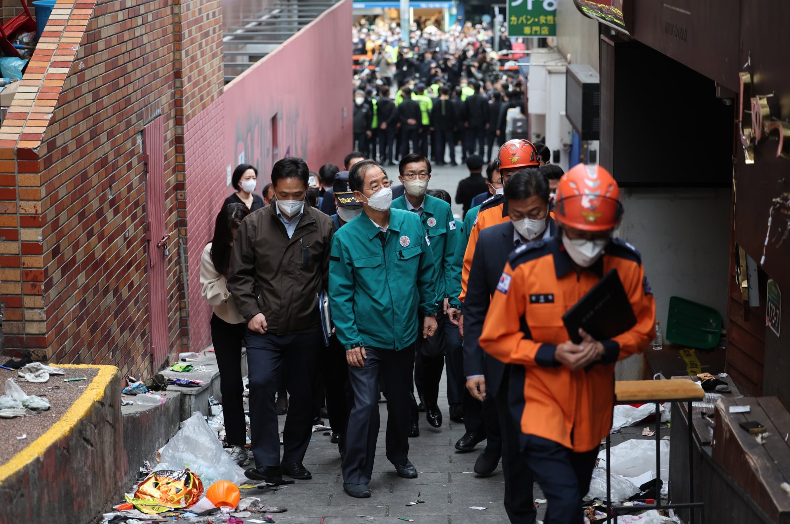 South Korea&#039;s Prime Minister Han Duck-soo (C) inspects the scene of a deadly Halloween stampede, Seoul, South Korea, Oct. 31, 2022. (EPA Photo)