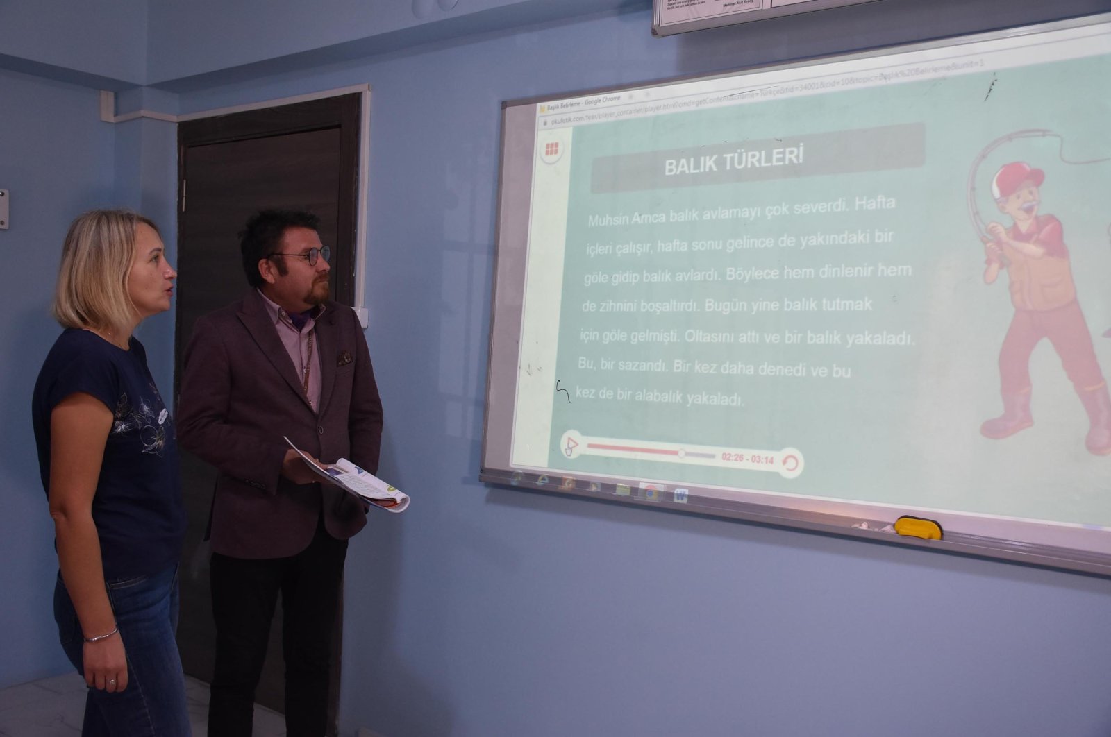 One of the foreign students reading a Turkish text at the Public Education Center in the Menemen district of Izmir, Türkiye, Oct. 31, 2022. (DHA Photo)